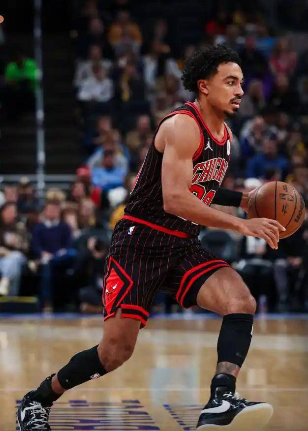 西亚卡姆在澳大利亚队比赛中失利西亚卡姆连续三场比赛得分超过比分优势明显，这一次真的金州勇士今晚防线松动的简单介绍